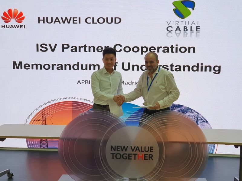 Félix Casado, CEO de Virtual Cable, y Zhang Lei, Team leader de Huawei Cloud España se estrechan la mano sellando la colaboración de Virtual cable con Huawei