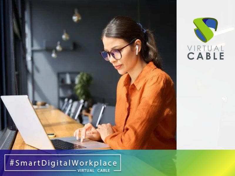 Profesional accediendo a su puesto de trabajo digital desde un ordenador portátil